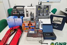 GNR apreende material diverso, incluindo telefones satélite e GPS.
