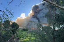 Chamas deflagram em armazém de frutas em Óbidos