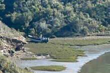 PJ investiga embarcação encalhada no rio Mira e sem tripulantes