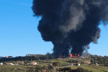Cinco bombeiros feridos no combate às chamas num armazém de frutas em Óbidos. 10 pessoas obrigadas a sair de casa