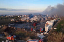 Imagens de drone mostram estragos causados pelo incêndio num armazém de frutas em Óbidos