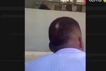 Homem negro de costas com camisa azul clara