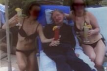 Stephen Hawking surge em nova fotografia dos arquivos de Epstein a sorrir junto a duas mulheres em biquíni