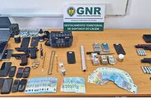 GNR apreende armas, dinheiro e material relacionado com tráfico em Santiago do Cacém