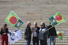 Meia centena de agricultores concentram-se em frente à Assembleia da República