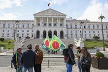 Meia centena de agricultores concentram-se em frente à Assembleia da República