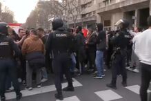 Carga policial contra adeptos do Benfica junto ao estádio do Real Madrid