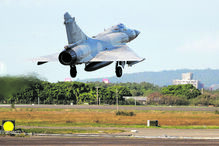 Caça taiwanês descola para voo de proteção: a ilha usa trunfo da produção de chips para compensar a vulnerabilidade geográfica 