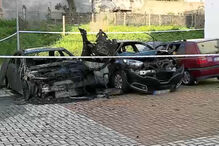 Incêndio consome três carros durante a madrugada na zona da Ajuda