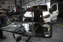 Oficinas de bate-chapas e de vidros sem mãos a medir em Leiria 