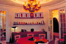 Fotos da investigação: animais embalsamados serviam de decoração no apartamento de luxo que Jeffrey Epstein tinha no centro de Paris 