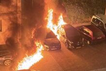 Incêndio consome três carros durante a madrugada na zona da Ajuda