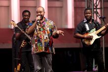 Paulo Flores atua no Porto e em Lisboa, divulgando a música angolana.
