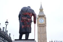 Estátua de Churchill vandalizada em Londres com mensagem 
