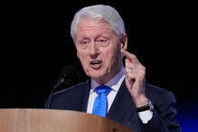Bill Clinton discursa num evento