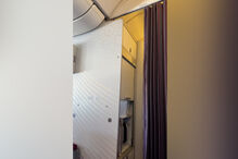 Momento em que comandante anuncia desvio de voo da Qatar Airways devido ao fecho do espaço aéreo iraquiano