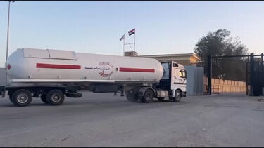 Camiões de ajuda humanitária chegam à fronteira de Gaza após reabertura da passagem de Rafah