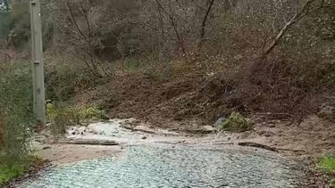 Estrada cortada devido a derrocada em Guimarães