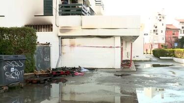 Armazém de supermercado destruído pelas chamas em Vilamoura