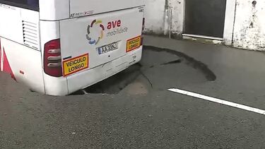 Autocarro ficou preso numa cratera que se abriu por desgaste no solo causada pelo mau tempo