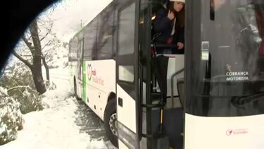 Retirados todos os passageiros do autocarro preso na neve em Castro Daire