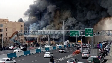 Incêndio atinge mercado na zona oeste de Teerão 