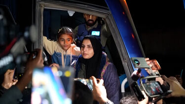 “Vendaram-nos, amarraram-nos e interrogaram-nos": Mulher palestiniana relata regresso a Gaza através da passagem de Rafah 