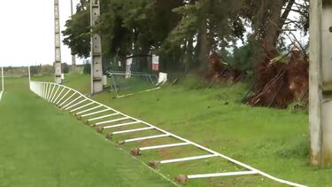 Vento forte derruba estrutura de ferro em campo de jogos de Beja