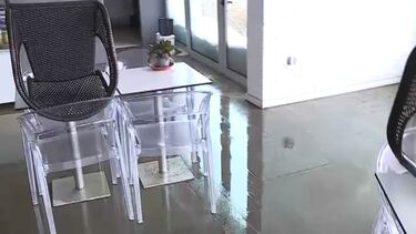 Água e lama cobrem chão de café em Esposende devido ao mau tempo  