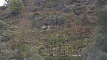 Família retirada de casa devido a possível derrocada em Arcos de Valdemez