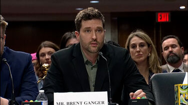 Irmãos de mulher morta a tiro pelo ICE recordam-na no Congresso e pedem ação contra polícia de imigração  