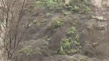 O momento em que encosta da Costa da Caparica desaba parcialmente 