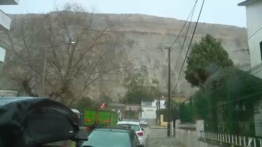 Derrocada parcial em encosta na Costa de Caparica coloca casas e viaturas em risco