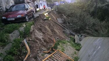Estrada desaba no Bairro de São João em Camarate