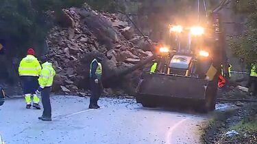 Retroescavadora retira destroços de derrocada em Santa Maria da Feira  