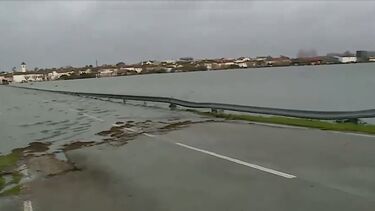 Fuzileiros transportam crianças e adultos que precisam de ir à escola ou ao trabalho na aldeia de Ereira