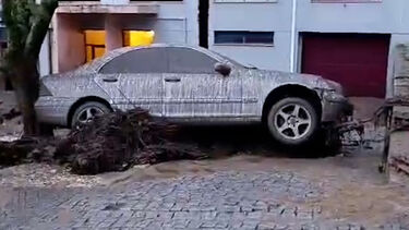 Estrada tomada pela água e fila de carros cobertos de lama: as consequências do mau tempo em Portalegre