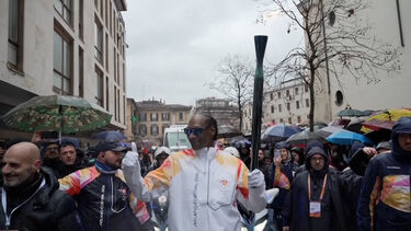 Snoop Dogg ergue tocha antes dos Jogos Olímpicos de Inverno em Milão  