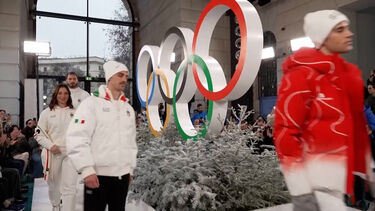 Atletas desfilam com uniformes oficiais antes dos Jogos Olímpicos de Inverno em Itália 