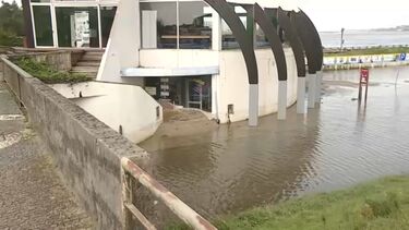 Café em Clube Náutico de Esposende alagado devido à chuva intensa 