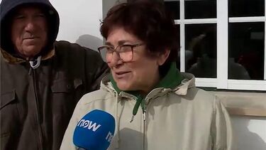 Avós esperam chegada do neto que foi para a escola transportado por fuzileiros na aldeia da Ereira