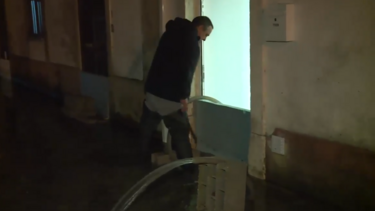 Moradores de Soure tentam escoar a água que invadiu habitações