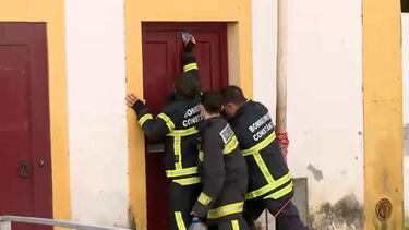 Bombeiro tenta abrir porta da própria casa inundada com ajuda de colegas em Constância