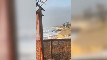 Imagens mostram bar de praia levado pela força do mar na Fonte da Telha 