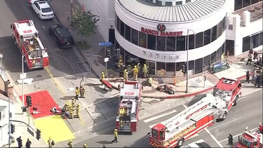 Três mortos e seis feridos após carro atropelar ciclista e colidir com mercado em Los Angeles