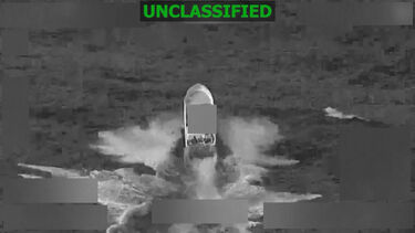 O momento em que EUA atacam barco suspeito de tráfico de droga no Pacífico