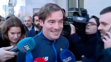 'Macaco' sai da cadeia de fato treino do FC Porto e a sorrir