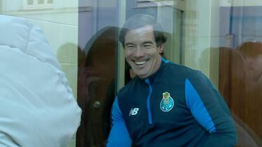 'Macaco' sai da cadeia de fato treino do FC Porto e a sorrir