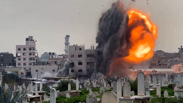 O momento em que exército israelita atinge edifício em Gaza 