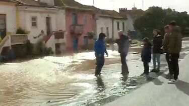 Habitações evacuadas e carros submersos em Ponte do Reguengo